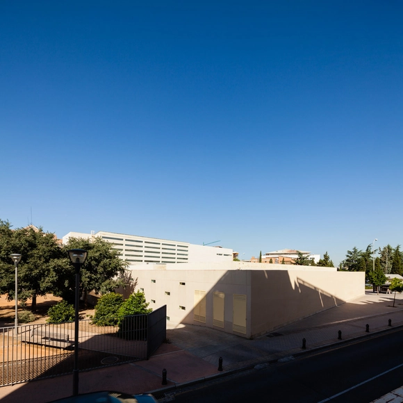 Aulario de la Escuela de Derecho / Joaquín Galán Vallejo - Salas De Clases, Fachada