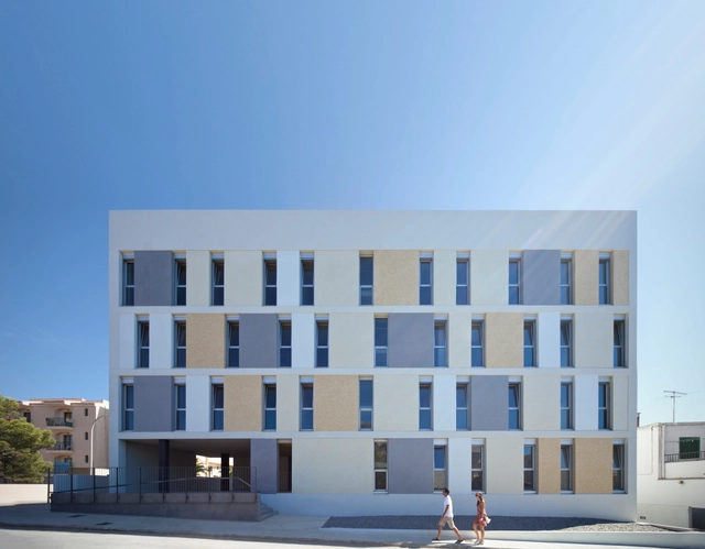 Viviendas sociales y Centro social para la cofradía de Pescadores de Cala Rajada / BB Arquitectes - Social Housing, Facade, Door