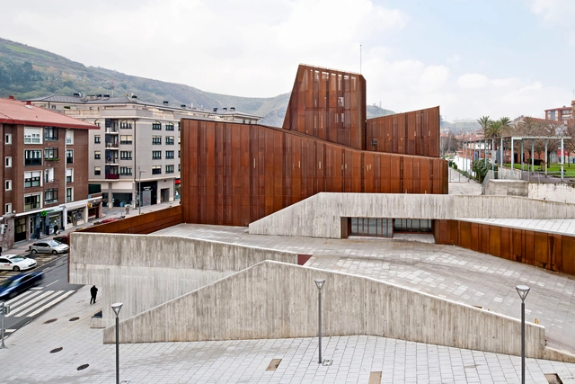 OKE / aq4 arquitectura - Library, Facade, Handrail