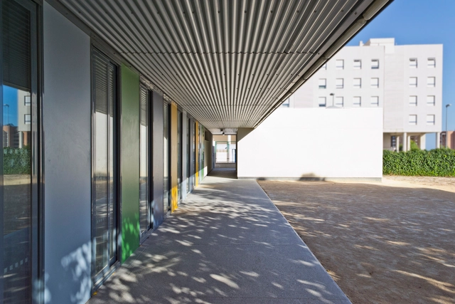 COMEDOR en el Colegio de Primaria “ PLÁ DE BARRAQUES” / Belmonte Botella Arquitectos  - Arquitectura Educacional, Fachada, Pilares
