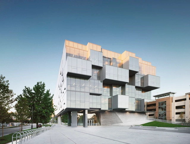 Facultad de Ciencias Farmacológicas UBC / Saucier + Perrotte architectes - Universidad