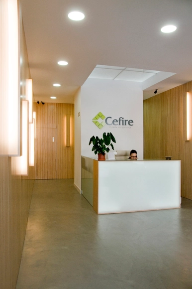 Clínica de Osteopatía CEFIRE / Estudio Mytaki - Interiores De Oficina, Fachada