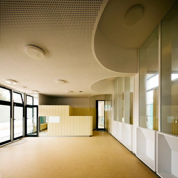 CEIP Trinitaris /  Roldán + Berengué - Edificios Públicos, Fachada, Puerta