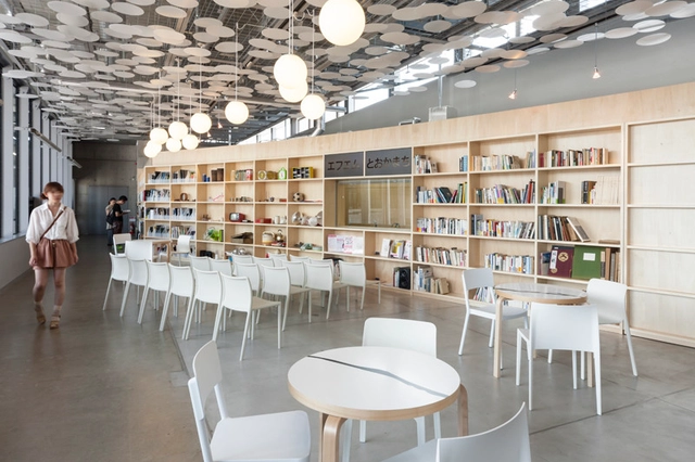 A Circle in a Square / Binocle - Gallery, Table, Chair, Lighting