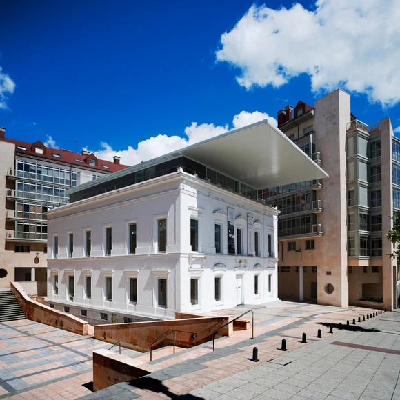 Sede del Colego Oficial de Arquitectos de Asturias en Oviedo / Ruíz Larrea & Asociados - Renovación, Fachada