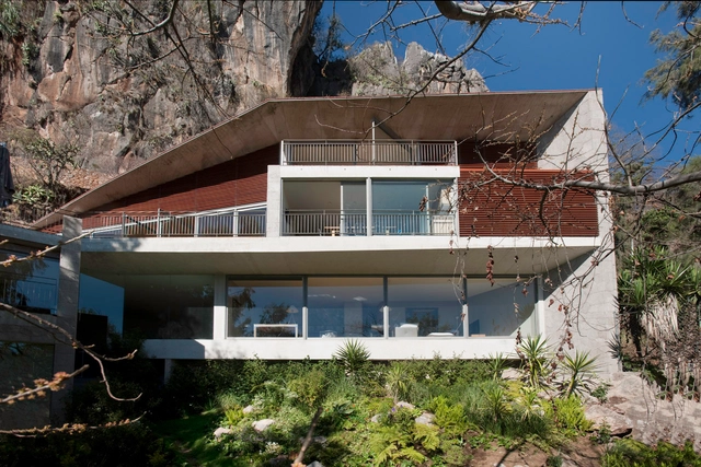 Casa L / Serrano Monjaraz Arquitectos - Casas, Fachada, Barandas