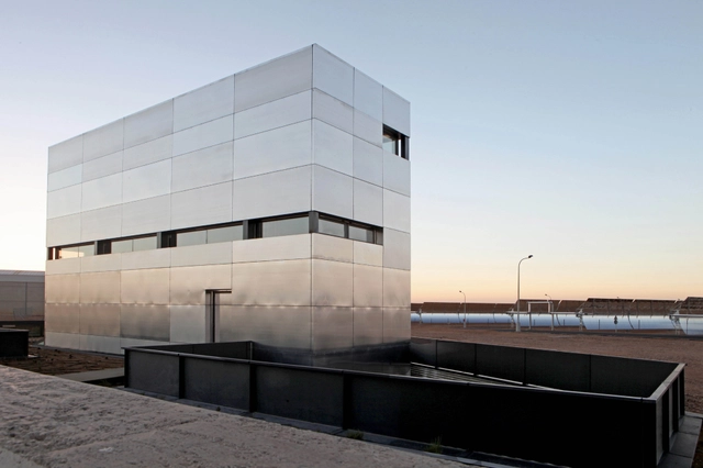 Edificio Multiusos Para Central Termosolar Astexol-2 / Sáenz De Oiza Arquitectos - Arquitectura Industrial, Fachada
