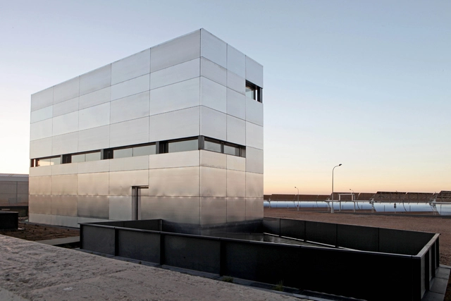 Edificio Multiusos da Central Termosolar Astexol-2 / Sáenz De Oiza Arquitectos - Arquitectura Industrial