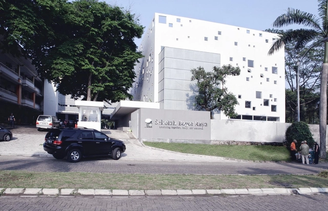 Sekolah Bogor Raya / Indra Tata Adilaras - High School, Facade
