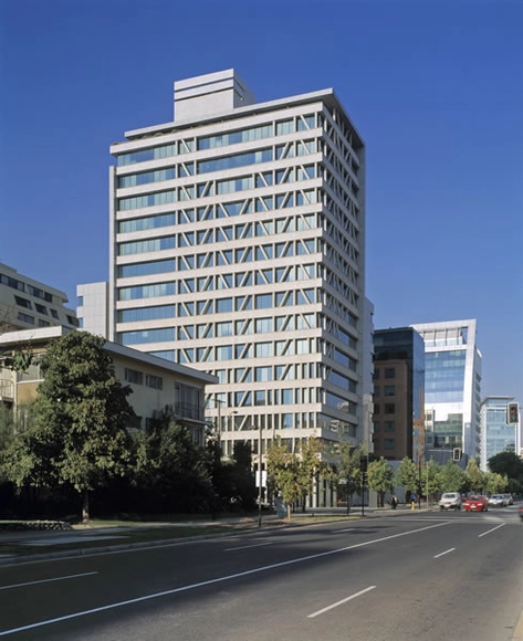 Edificio Manantiales / Izquierdo Lehmann Arquitectos, Raimundo Lira Arquitectos y José Domingo Peñafiel Arquitectos - Apartamentos