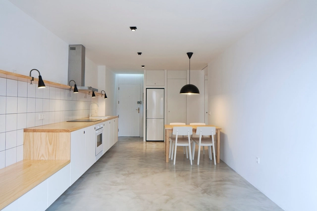 Reforma de un departamento en Tenerife / Julieta Esteban Rosell - Apartamentos, Cocina, Puerta, Encimera, Mesas, Tarjas, Sillas