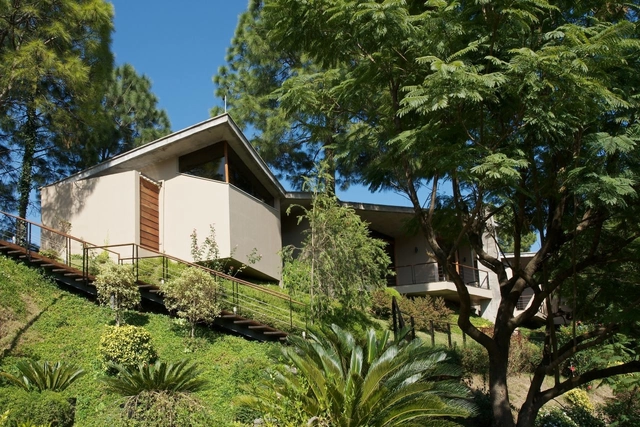 Casa en los Himalayas / Rajiv Saini - Casas