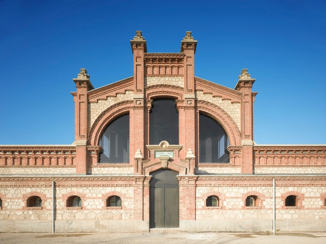 Nave 16 / Iñaqui Carnicero Arquitectura - Centro De Exhibición, Fachada, Puerta, Arcada, Arco, Pilares