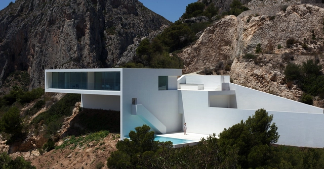 Casa em um penhasco / Fran Silvestre Arquitectos - Casas