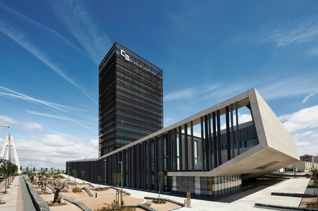Sede Caja de Badajoz / Estudio Lamela Arquitectos - Edificio De Oficinas