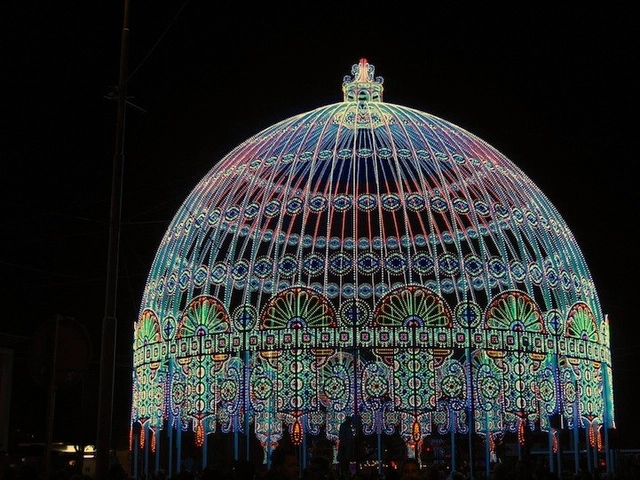 Una cúpula que brilla con 30.000 LED por Luminarie De Cagna - Iluminacion