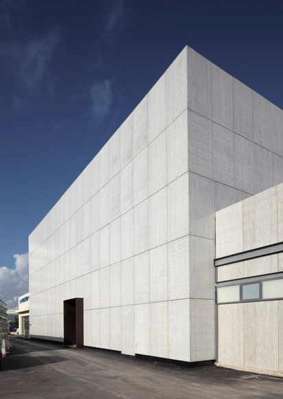 A Casca e seu Conteúdo – Showroom Italia B&B  / Pitsou Kedem Architects - Showroom