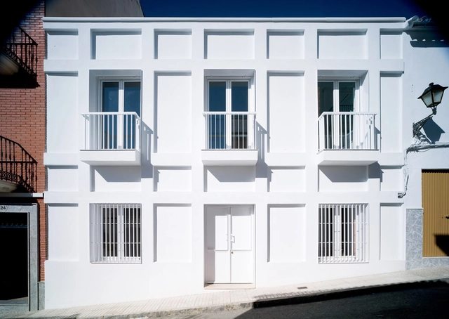 Casa con una Escalera Colgante / Francisco J. Nicolás Ruy-Díaz - Casas, Puerta, Fachada, Balcón
