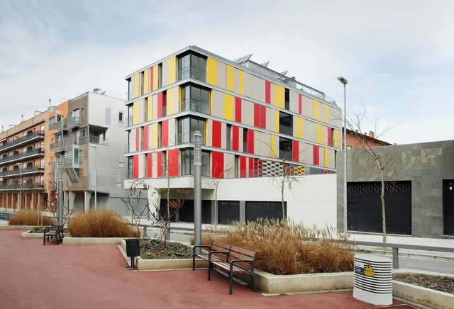 16 Viviendas Sociales Para El Ajuntamiento De Granollers / ONL Arquitectura - Vivienda Colectiva, Fachada, Bancas