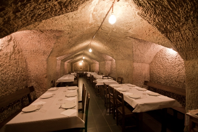 Bodega "El Castillo" / Moral Arquitectura - Viña, Arco, Mesas, Sillas, Iluminación