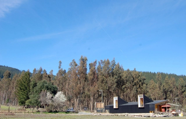 Sede Social en Batuco Abajo / Luis Quezada - Centro Comunitario, Bosque