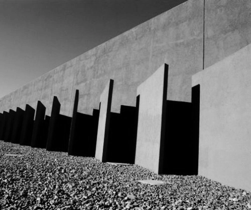 Clásicos de Arquitectura: Fábrica Renault / Ricardo Legorreta / Ricardo Legorreta - Fábrica, Fachada, Pilares
