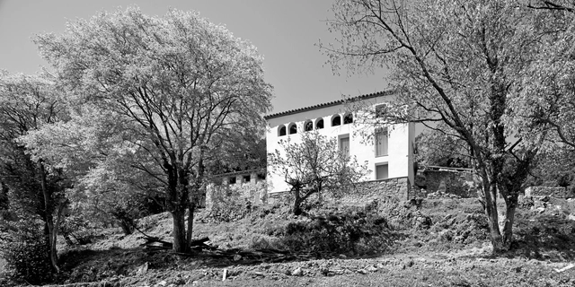 Reconstrução de uma antiga mansão rural / Josep Lluís Mateo - Casas