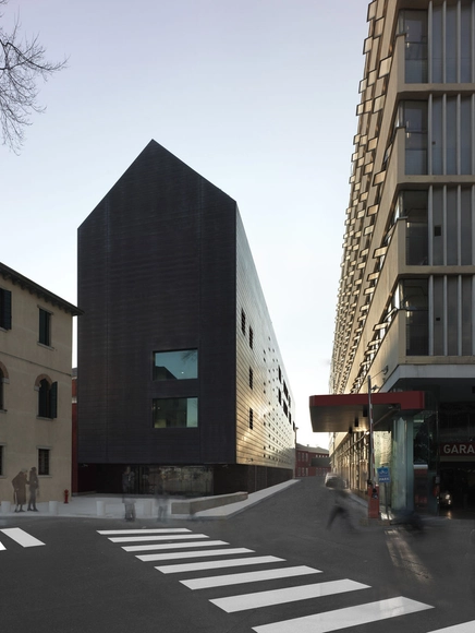 Tribunal de Justicia en Venecia / C+S Architects - Edificio De Oficinas