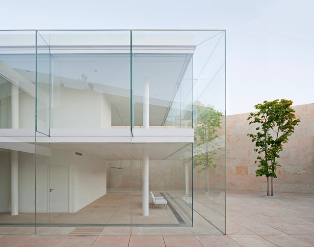 Oficinas Zamora / Alberto Campo Baeza - Edificio De Oficinas, Fachada, Puerta, Barandas