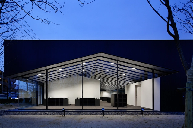Oficina en el Bosque / SUGAWARADAISUKE - Edificio De Oficinas