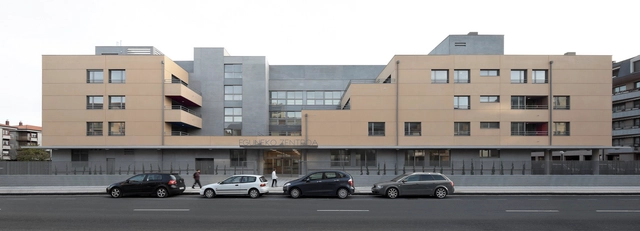 Apartamentos Para Mayores Y Centro De Día En Zarautz / Ignacio Quemada Arquitectos - Asilo, Fachada