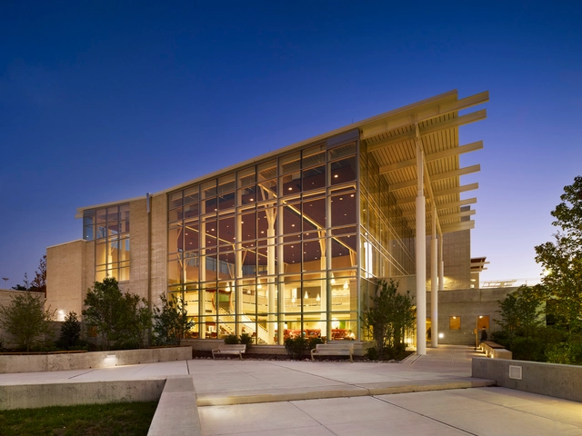 Centro del Campus Stockton / KSS Architects + VMDO Architects - Universidad