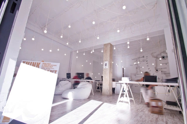 Bai&By Madrid / Ramos Bilbao Arquitectos - Instituto, Mesas, Sillas