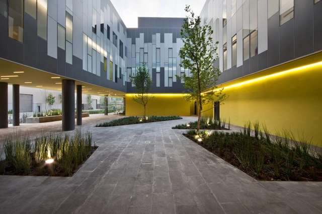 Foros TV Azteca / at103 - Edificios Institucionales, Jardín, Fachada
