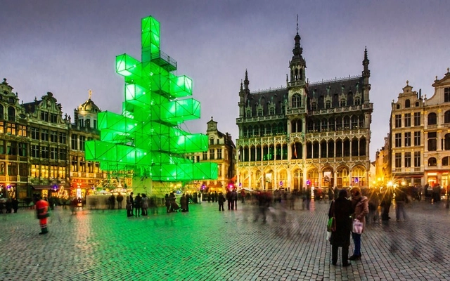 Escultura arquitectónica como una reinterpretación del clásico árbol de Navidad - Iluminacion