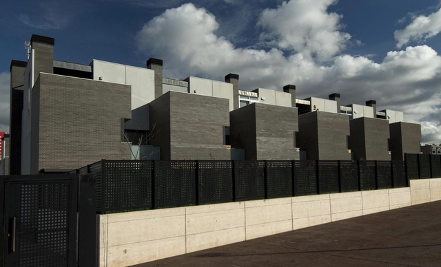 12 Viviendas en Salburua / Patxi Cortazar - Vivienda Colectiva, Fachada, Cierros