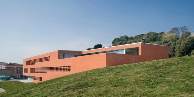 CAP Blanes / aq4 arquitectura - Posto De Saúde