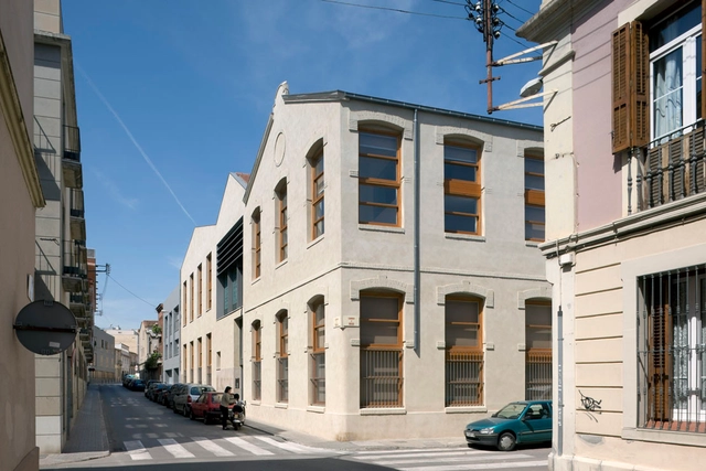 Edificio De Viviendas En Fabrica Tort Can Planell Rehabilitacion Y Adaptacion / Cruz y Ortiz Arquitectos - Reconversión, Fachada, Puerta