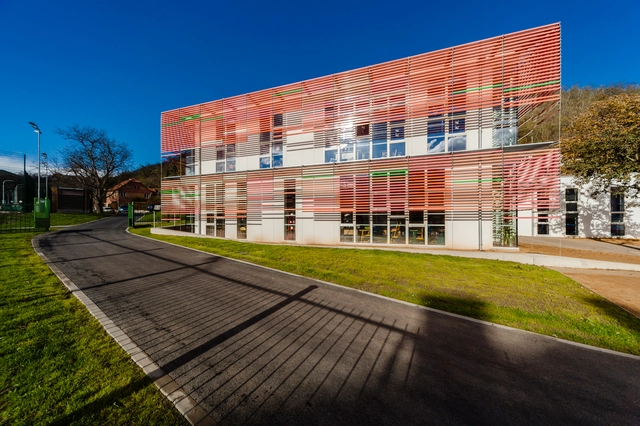 Escuela en Velká Chuchle / Grido - Escuela Primaria