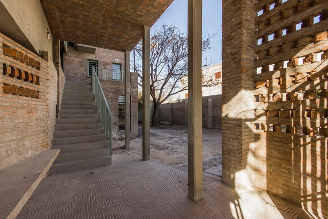 Fideicomiso Mandel 1 / Arzubialde Arquitectos - Vivienda Colectiva, Escaleras, Fachada, Barandas, Fijación Vigas, Pilares, Arco