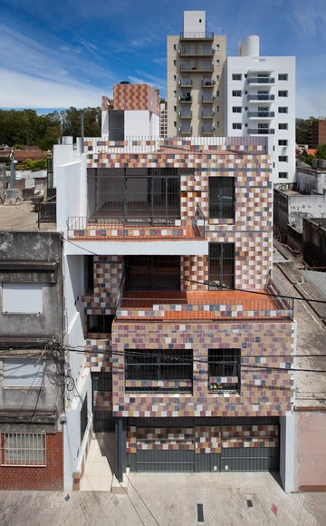 Edificio Grecco / Arzubialde Arquitectos - Vivienda Colectiva, Fachada, Escaleras, Puerta, Urbano