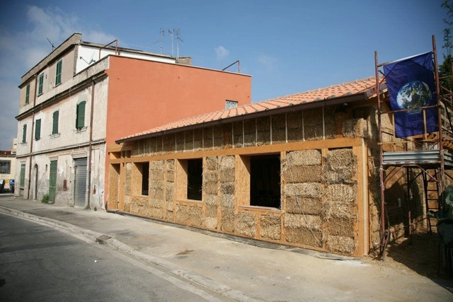 La primera casa urbana construida de fardos de paja en Roma, Italia - Imagen Principal