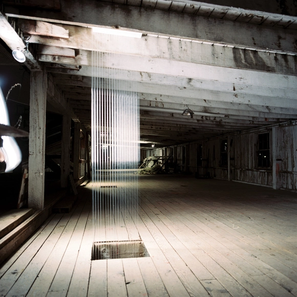 “7” Instalación en la Estación Alderbrook  / Sarah Biemiller & Robert Hutchison - Iluminacion, Fijación Vigas, Pilares