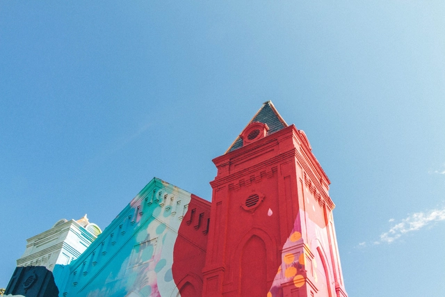 Un antigua iglesia completamente cubierta en Graffiti - Imagen Principal