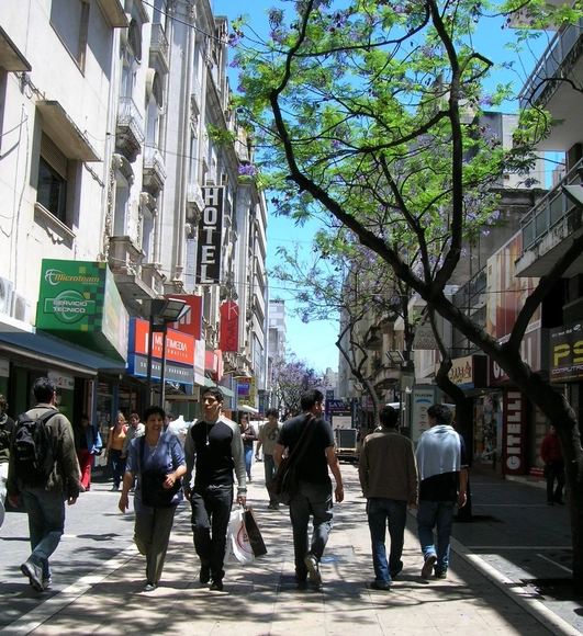 A rua comercial em cidades intermediárias: Iniciativa, gestão e participação chave no desenvolvimento - Imagem de Destaque