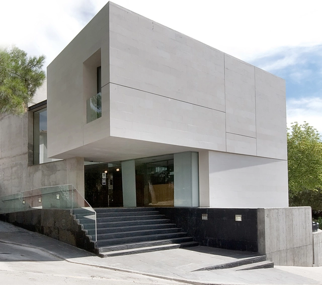 Protección Civil De Cobeña / GEA Arquitectos - Edificios Municipales, Fachada, Escaleras, Puerta