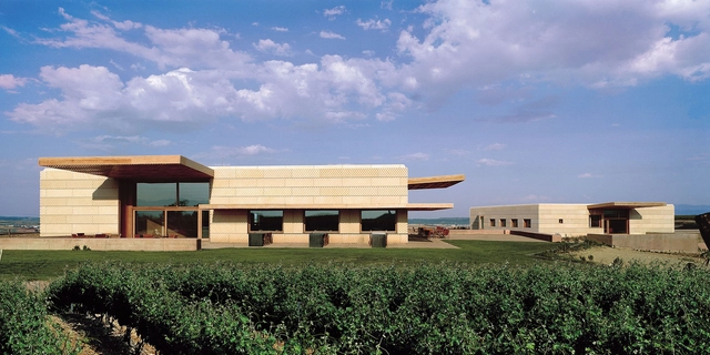 Bodega Campo Viejo / Ignacio Quemada Arquitectos - Viña, Jardín, Fachada