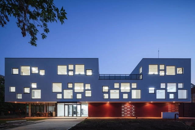 Expansão da Escola Dante Alighieri / LTFB Studio - Escola Secundária