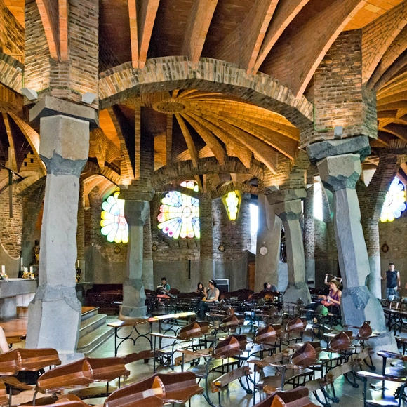 Clássicos da Arquitetura: Colônia Güell / Antoni Gaudí - Criptas E Mausoléos