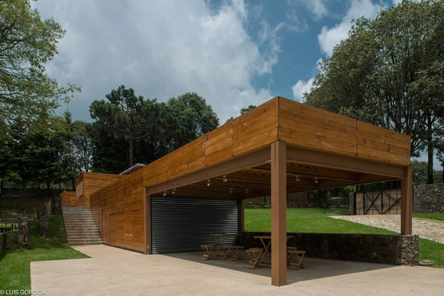 Hípico del Bosque / APT Arquitectura Para Todos - Establo, Jardín, Fachada, Fijación Vigas